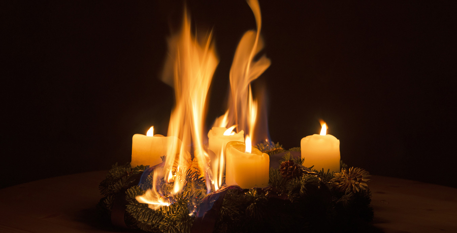 Christbaum oder Adventskranz brennt